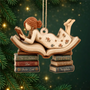 Frau_Liest_Auf_Einem_Offenen_Buch_Personalisiertes_Geschenk_1 Schicht Holz Ornament_F_r_Buchliebhaber
