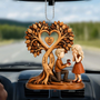 PaarKusstSichUnterDemHerzbaum_PersonalisiertesGeschenkAcrylOrnamentFurPaare